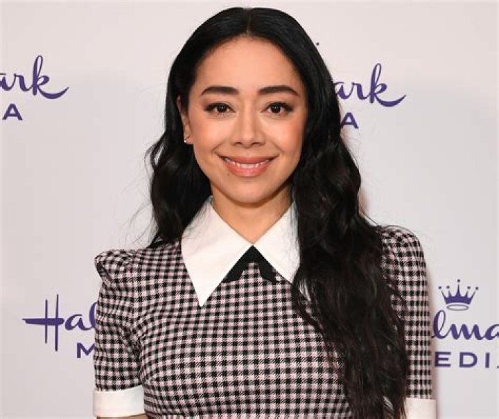 Aimee Garcia in Two-Piece Workout Gear Says "I Survived Sculpt"