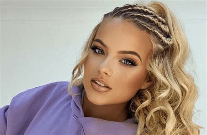 Apollonia Llewellyn in Bathing Suit Has a "Pool Day" — Celebwell