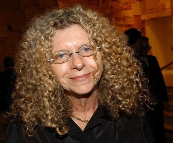 Barbara Kruger Biography - Childhood, Life Achievements & Timeline