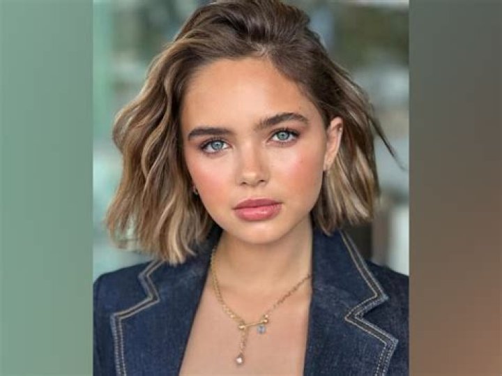 Danielle Armstrong in Bathing Suit Says Hi from Vacation — Celebwell