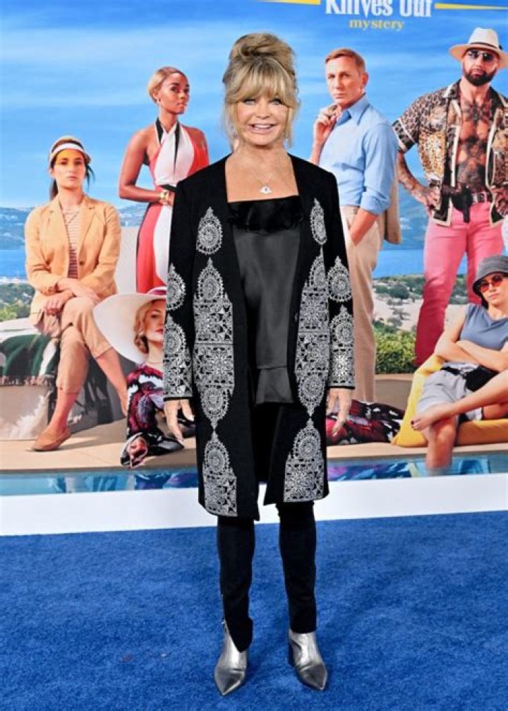 Goldie Hawn in Bathing Suit Says "Bye Bye Paradise" — Celebwell