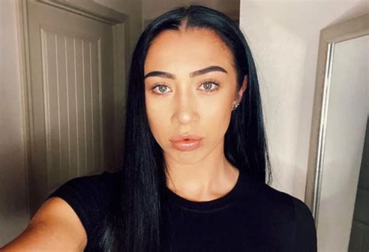 Indi Hartwell in Bathing Suit is "Gorgeous" — Celebwell