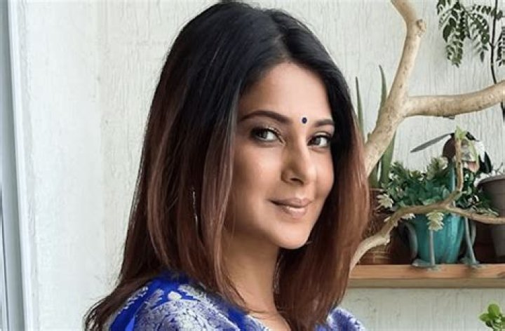 Jennifer Winget in Bathing Suit Says "Sun’s Out, Buns Out!" — Celebwell