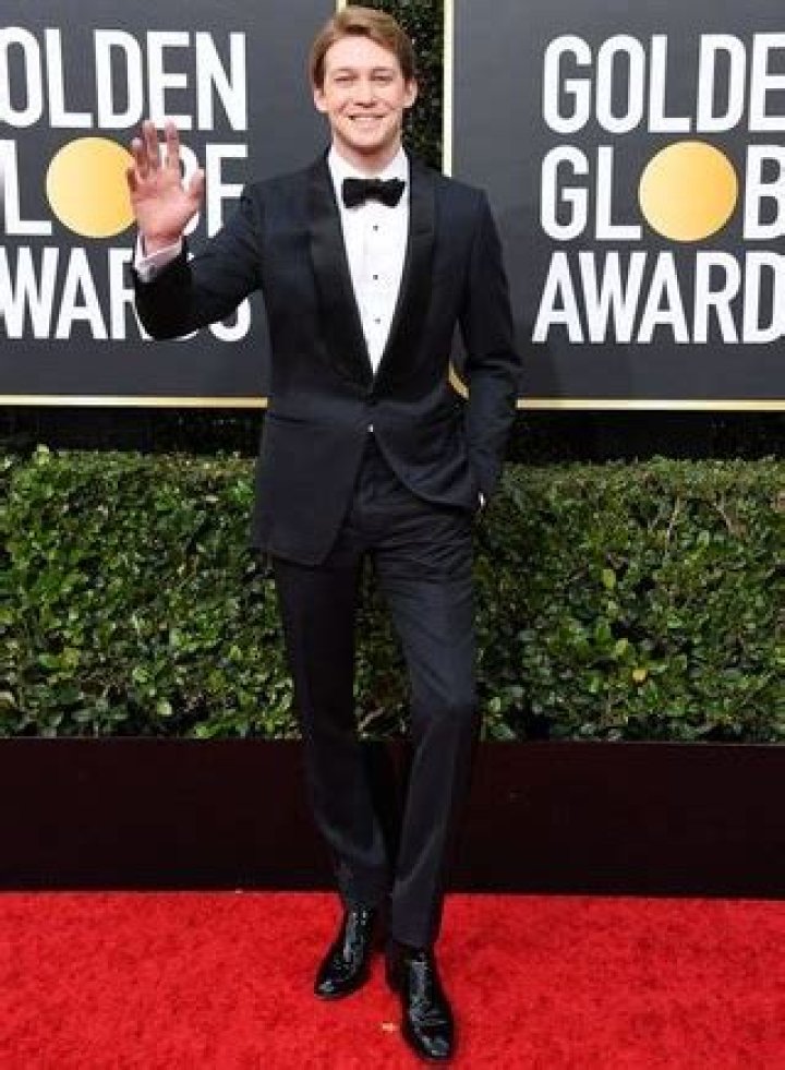 Joe Alwyn Height Weight Body Measurements Shoe Size Facts Family