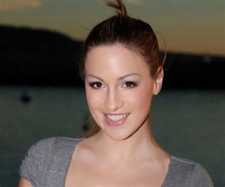Jordan Carver Biography - Facts, Childhood, Family Life & Achievements