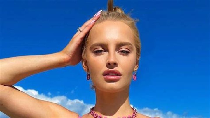 Karolina Pisarek in Bathing Suit is "Beachy" — Celebwell