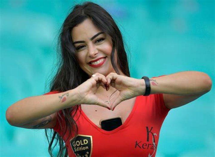 Larissa Riquelme in Bathing Suit Shares a "TBT" — Celebwell