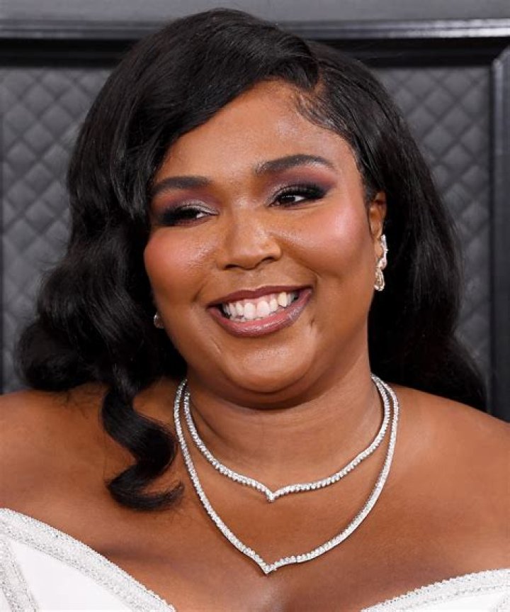 Lizzo Biography - Facts, Childhood, Family Life & Achievements