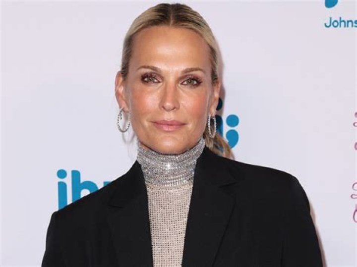 Molly Sims in Bathing Suit is in "Best Place on Earth"  — Celebwell