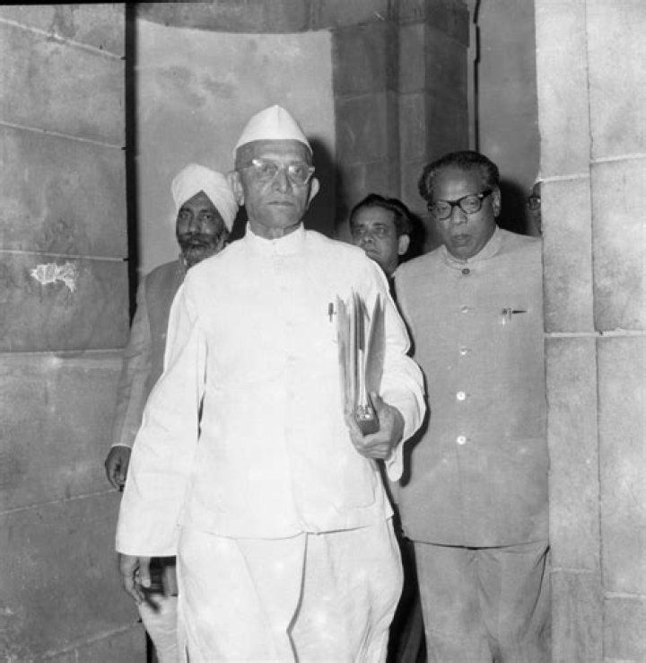 Morarji Desai Biography - Childhood, Life Achievements & Timeline