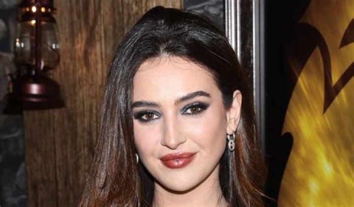 Perfect Match Star Ines Tazi Looks Gorgeous in Swimsuit "Selfie Recap"