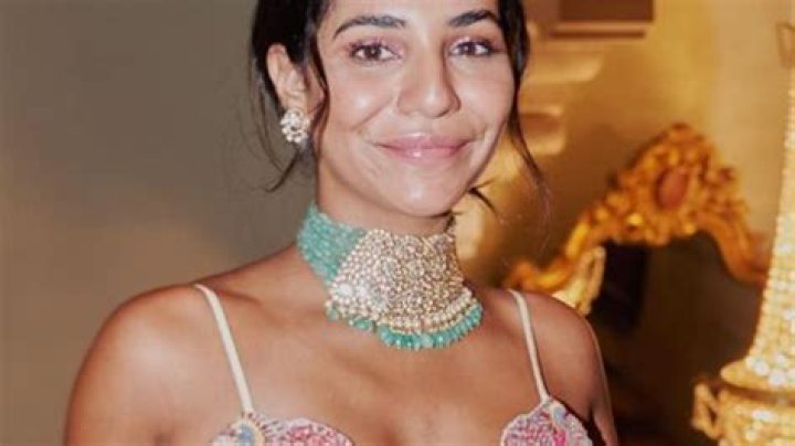 Radhika Seth in Bathing Suit is "Too Pretty" — Celebwell