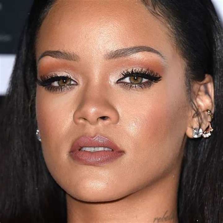 What Color Are Rihanna’S Eyes? – Celebrity